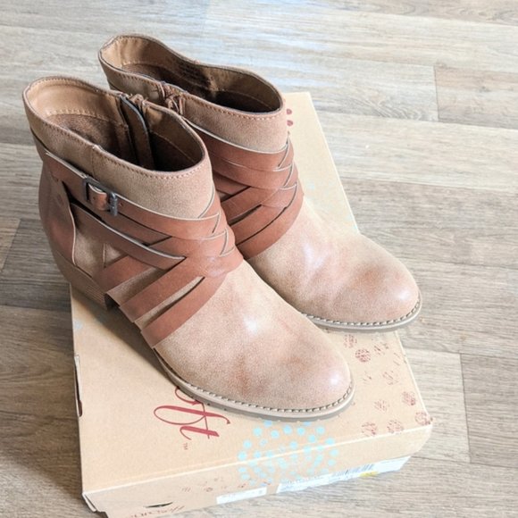 SOFFT Merced Dark Tan and Brown Neutral Strappy Bootie Ankle Boots Size 6.5 - Picture 1 of 7